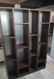 Biblioteca Curba Fondo Laqueado Semimate  / Estantes parantes enchapado Nogal A 1,16 P 0,35 H 2,00, Fondo enchapado en nogal americano y estantes realizados en madera de guindo con terminación en poliuretano semimate color gris, además posee luces led **Este producto es 100% customizable**
