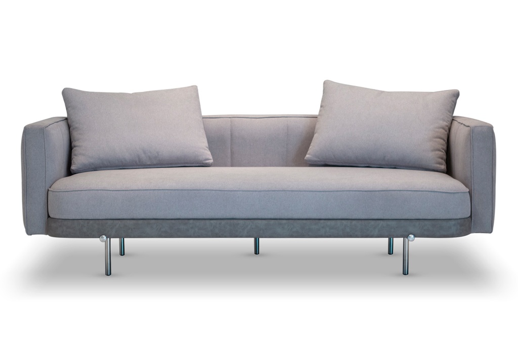 Sofá Coco 2,00 mts Tela 17m + Cuerina 2,20m A 2,00 P 0,87 H 0,65. Estructura de madera tapizada en tela y cuerina (no includas) con patas y apliques en aluminio pulido. **Este producto es customizable**