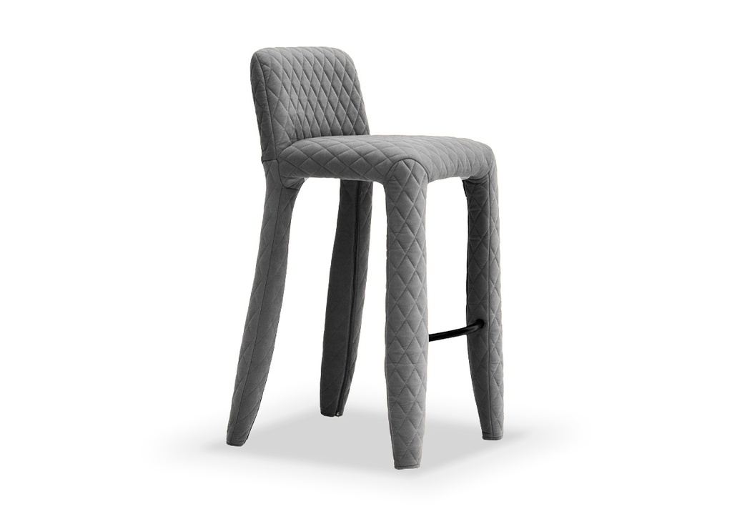 Taburete Saha - Toda Matelasseada en Tela 3,50m,  Fabricado en madera maciza, tapizado en tela matelasseada. En el apoya pie, es caño pintado en epoxy negro mate * Este producto es customizable *