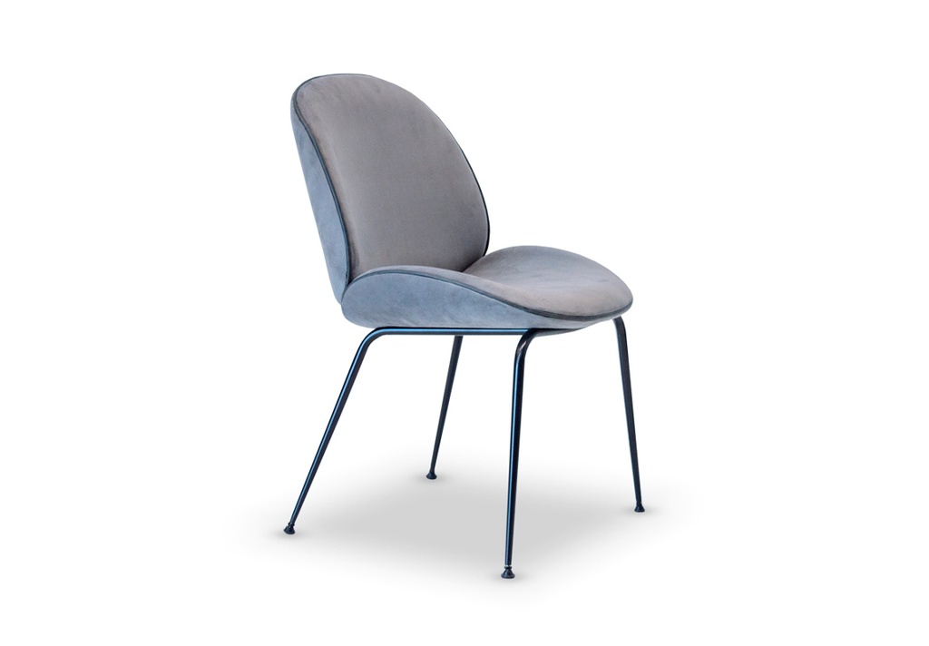 SILLA MINIMAL Tela 1,50m. Estructura fabricada en madera contramoldeada y patas de hierro conificado pintadas con pintura epoxi negra, relleno de alta densidad. Regatones regulables. ** Todos nuestros productos son 100% customizables **