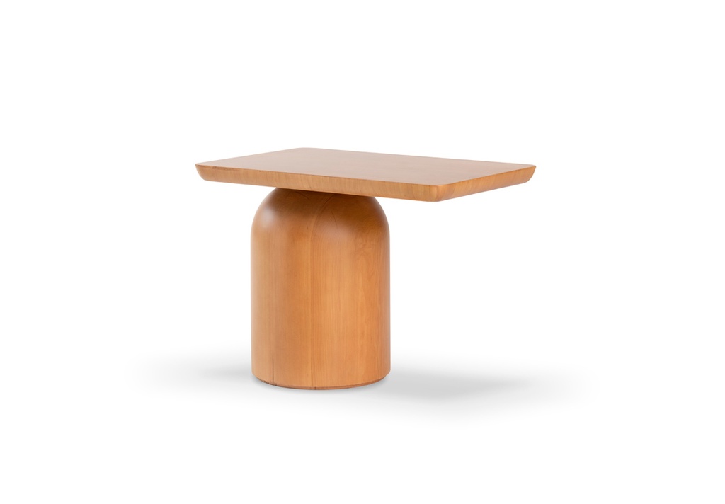 MESA DE ARRIME GANTT A 0,43 P 0,65 H 0,50,Fabricada íntegramente en madera. Enchapada en cerezo reconstituido, con lustre natural. Este producto forma parte de la colección G diseñada en conjunto con el estudio de arquitectura Leone Loray y fabricada por Fontenla.