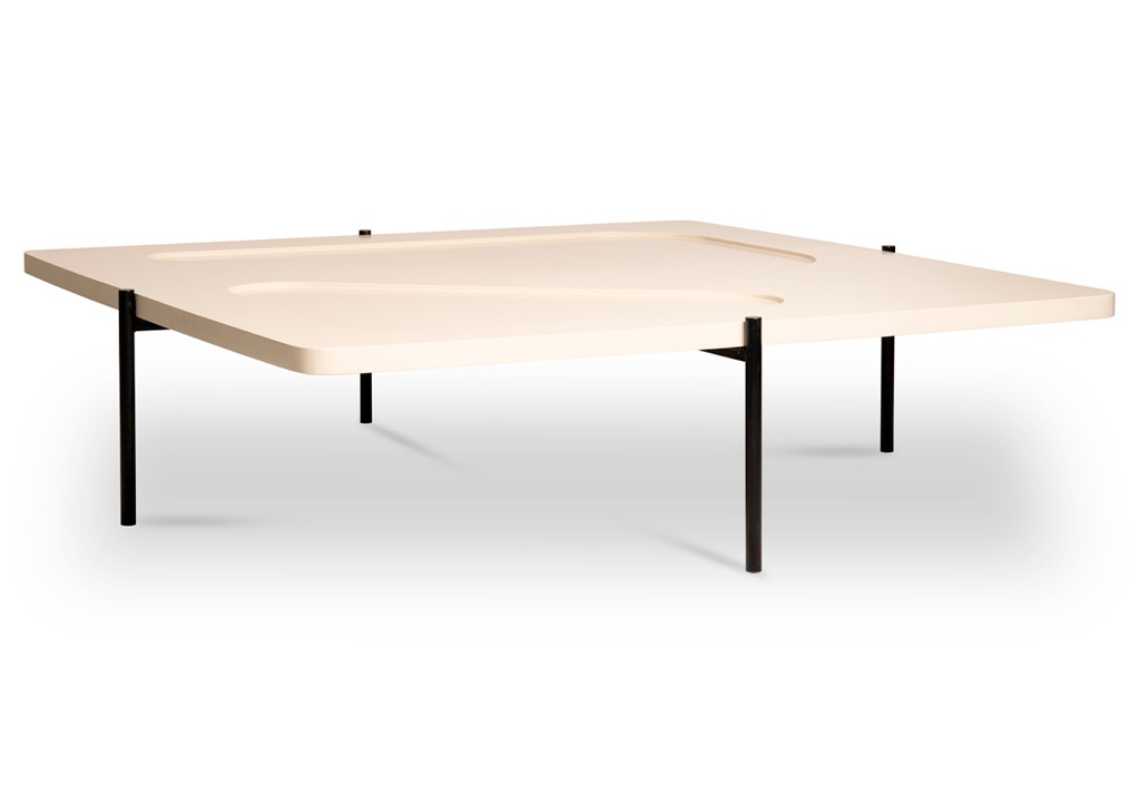 MESA DE CENTRO GANTT A 1,50 P 1,50 H 0,40, Tapa fabricada en madera y laqueada semimate y base en caño de hierro satinado. Este producto forma parte de la colección G diseñada en conjunto con el estudio de arquitectura Leone Loray y fabricada por Fontenla.