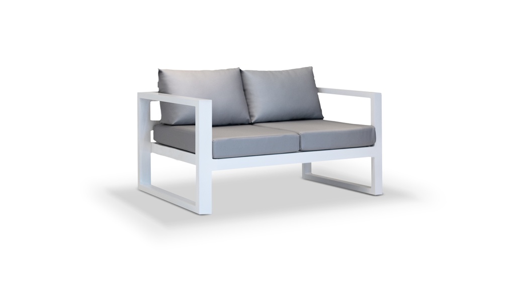 SOFA ALMA 2 CUERPOS Blanco Tela 5,50m A 1,47 P 0,80 H 0,75, Estructura fabricada en aluminio con recubrimiento poliuretánico en dos terminaciones: blanco o grafito. Tapizado con telas náuticas en color Gris Plata. Se recomienda no exponerlo a la intemperie de manera directa cuando no esté en uso. De lo contrario se deberá utilizar una funda protectora. Aviso: Para prolongar su vida útil, recomendamos retirar los almohadones y guardarlos cuando no estén en uso.