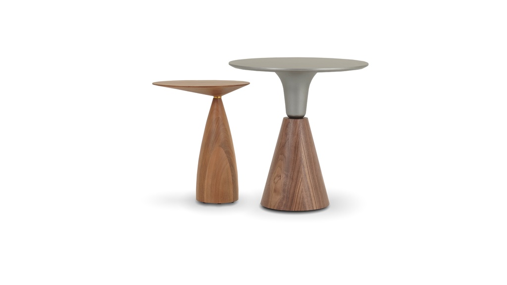 Conjunto Mesa Lateral Slow, Formado por dos unidades fabricadas en madera de guindo. Una posee una terminacion íntegra con lustre natural, mientras que la otra cuenta con la mitad en lustre natural y otra mitad con una terminación laqueada metalizada que le brinda elegancia y sofisticación. Medidas: Mesa lustre natural: 0,45 x 0,36 x 0,55 Mesa laqueada: 0,60 x 0,60 x 0,60 *Este producto no es customizable*