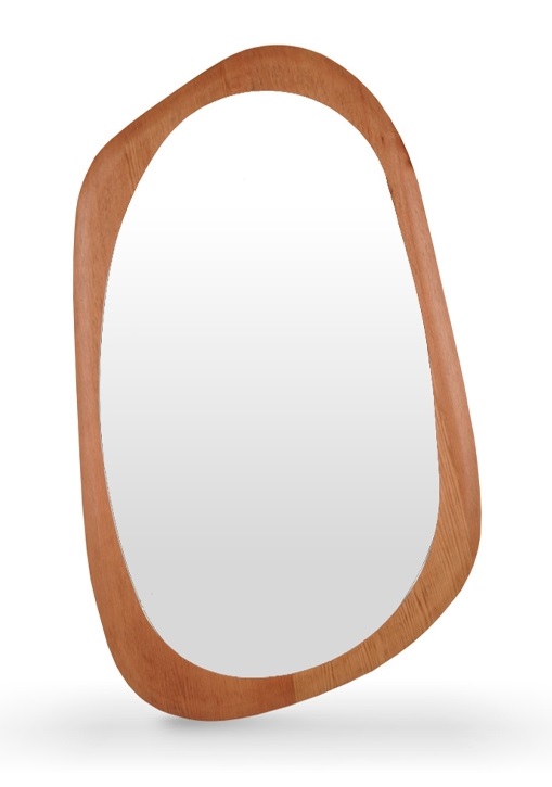 Espejo Esencia A 0,96m, H 1,60 m  Cuenta con un diseño orgánico y moderno, fabricado íntegramente en madera enchapada en cerezo reconstituido, con lustre natural. *Este producto no es customizable*