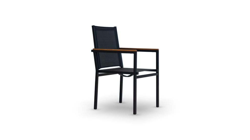 Sillon de comedor Formentera, tiene una estructura de madera y aluminio con pintura electrostática y tejido sling. Este producto debe ser utilizado en espacios semicubiertos o galerías. No exponerlo a la intemperie de manera directa. Se recomienda utilizar una funda protectora
