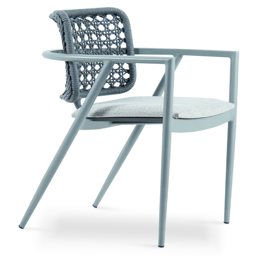 Silla de Comedor Creta. Estructura fabricada en aluminio con recubrimiento poliuretánico. Asiento y respaldo en cuerda sintetica con almohadon de asiento. **Este producto no es customizable**