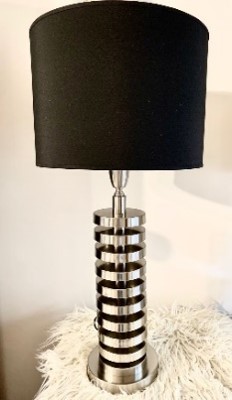 Lampara de mesa HILARGI con Pantalla color Negro, Base Acerada