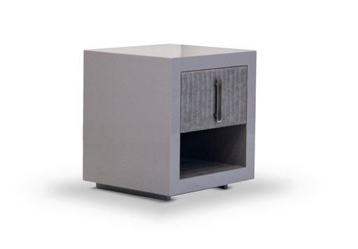[ML.172] Mesa de luz Coco Tela 0,60m Cuero 1,30m2 A 0,55 P 0,50 H 0,60, Estructura realizada en madera laqueada en poliuretano brillante, con frentes tapizados en matelasseado vainilla color nebraska light grey **Este producto es 100% customizable**