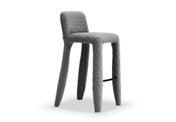 [TB.041] Taburete Saha - Toda Matelasseada en Tela 3,50m,  Fabricado en madera maciza, tapizado en tela matelasseada. En el apoya pie, es caño pintado en epoxy negro mate * Este producto es customizable *