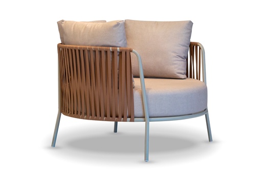 [EXT.70-116] POLTRONA CERDEGNA Hierro Gris Medio, Cinta Marron Tela 3,90m DIAM 1,04 H 0,72, con estructura de hierro en color gris medio epoxi y entramado de cuerda náutica color marrón. Incluye almohadón de asiento en tela náutica. Este producto debe ser utilizado en espacios semicubiertos o galerías. No exponerlo a la intemperie de manera directa. Se recomienda utilizar una funda protectora.