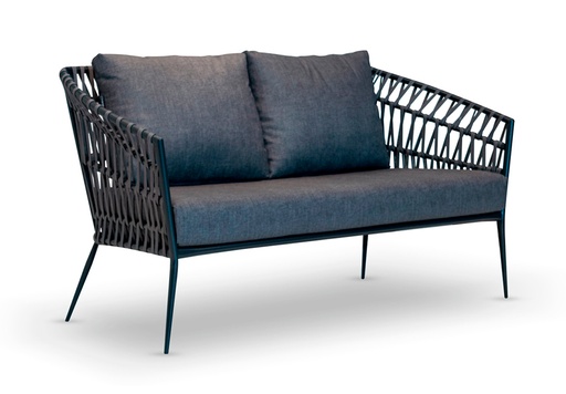 [EXT.70-128] SOFA TIRRENO 2 CUERPOS Hierro Gris Oscuro, Soga gris Tela 4m A 1,55 P 0,76 H 0,83,  Estructura de hierro en color gris grafito epoxi y entramado de cuerda náutica color gris. Incluye almohadón de asiento tapizado en tela náutica. Este producto debe ser utilizado en espacios semicubiertos o galerías. No exponerlo a la intemperie de manera directa. Se recomienda utilizar una funda protectora.