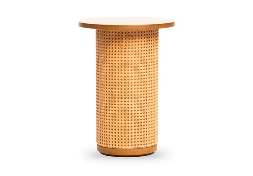 [ML.136] MESA LATERAL GANTT DIAM 0,40 H 0,55, Fabricado íntegramente en madera. Enchapada en cerezo reconstituido, con lustre natural y esterilla Francesa. Este producto forma parte de la colección G diseñada en conjunto con el estudio de arquitectura Leone Loray y fabricada por Fontenla