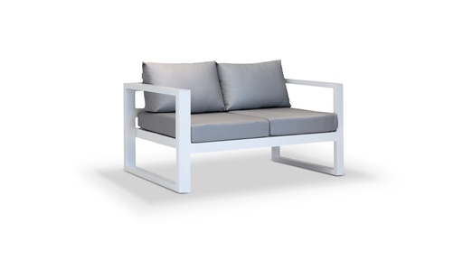 [EXT.70-001] SOFA ALMA 2 CUERPOS Blanco Tela 5,50m A 1,47 P 0,80 H 0,75, Estructura fabricada en aluminio con recubrimiento poliuretánico en dos terminaciones: blanco o grafito. Tapizado con telas náuticas en color Gris Plata. Se recomienda no exponerlo a la intemperie de manera directa cuando no esté en uso. De lo contrario se deberá utilizar una funda protectora. Aviso: Para prolongar su vida útil, recomendamos retirar los almohadones y guardarlos cuando no estén en uso.