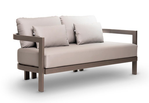 [EXT.70-137] SOFA 2 CUERPOS BALI Gris Grafito Tela 5m A 1,65 P 0,80 H 0,61,. Estructura fabricada en aluminio con recubrimiento poliuretánico en terminación color grafito. Tapizado con telas náuticas. Se recomienda no exponerlo a la intemperie de manera directa cuando no esté en uso. De lo contrario se deberá utilizar una funda protectora. Aviso: Para prolongar su vida útil, recomendamos retirar los almohadones y guardarlos cuando no estén en uso.