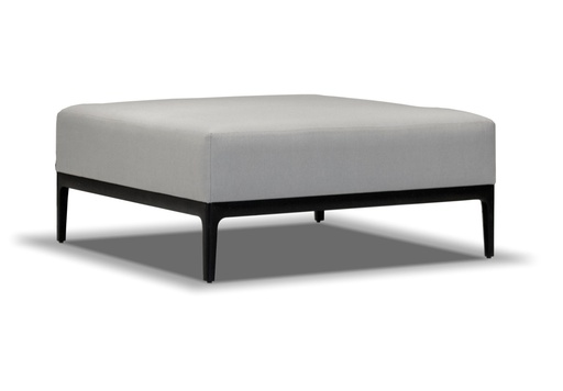 [EXT.70-099-5] BANQUETA MOOD INCLUYE FUNDA Tapizado y base en Aluminio Tela Mueble 2,80m Tela Funda 2,80m A 1,03 P 1,03 H 0,70, Estructura fabricada en aluminio con recubrimiento poliuretánico terminada con pintura electroestática en color negro. Tapizado con telas náuticas. Incluye funda. Este producto debe ser utilizado en espacios semicubiertos o galerías. No exponerlo a la intemperie de manera directa.