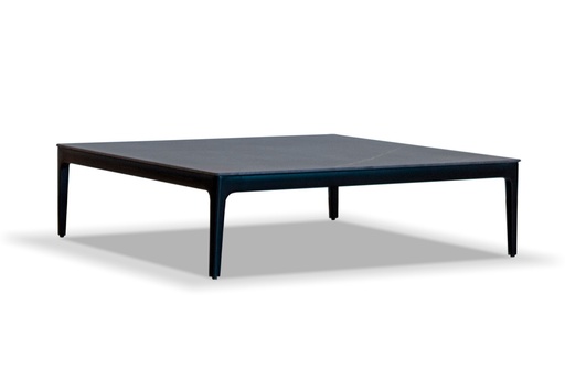 [EXT.70-099-7] MESA DE CENTRO MOOD Base en Aluminio Tapa Dekton Kelya A 1,03 P 1,03 H 0,28,Estructura fabricada en aluminio con recubrimiento poliuretánico terminada con pintura electroestática en color negro. Tapa realizada en Dekton Kelya. Este producto debe ser utilizado en espacios semicubiertos o galerías. No exponerlo a la intemperie de manera directa.