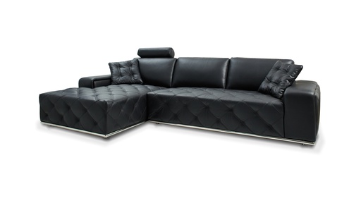 [IM.0160] Sofá Esquinero Gilbert,  Con una estructura sólida, tapizado en cuero color negro y el zócalo en acero. *Este producto no es customizable*