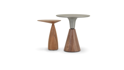 [IM.0656] Conjunto Mesa Lateral Slow, Formado por dos unidades fabricadas en madera de guindo. Una posee una terminacion íntegra con lustre natural, mientras que la otra cuenta con la mitad en lustre natural y otra mitad con una terminación laqueada metalizada que le brinda elegancia y sofisticación. Medidas: Mesa lustre natural: 0,45 x 0,36 x 0,55 Mesa laqueada: 0,60 x 0,60 x 0,60 *Este producto no es customizable*