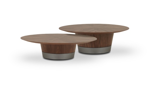 [IM.0657] Conjunto Mesa de Centro Slow, Realizada integramente en madera de guindo con lustre natural. La base posee detalles en laqueado metalizado Medidas: Mesa chica: 1,00 x 1,00 x 0,25 Mesa grande: 0,90 x 0,90 x 0,30 *Este producto no es customizable*