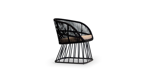 [IM.0542] Poltrona Formentera, con estructura de aluminio negro y entramado de cuerda náutica. Incluye almohadón de asiento en tela náutica. Este producto debe ser utilizado en espacios semicubiertos o galerías. No exponerlo a la intemperie de manera directa. Se recomienda utilizar una funda protectora.