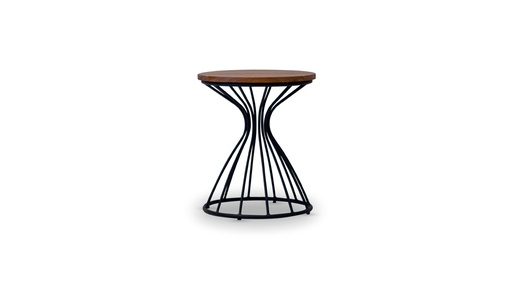 [IM.0543] Mesa Auxiliar Formentera, con estructura fabricada en aluminio con recubrimiento poliuretánico terminada con pintura electroestática en color negro y tapa de madera. Este producto debe ser utilizado en espacios semicubiertos o galerías. No exponerlo a la intemperie de manera directa. Se recomienda utilizar una funda protectora.