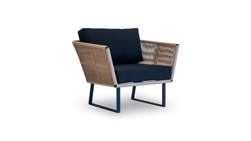 [IM.0553] Sillon Formentera, con estructura de aluminio negro y entramado de cuerda náutica color beige. Incluye almohadón de asiento en tela náutica. Este producto debe ser utilizado en espacios semicubiertos o galerías. No exponerlo a la intemperie de manera directa. Se recomienda utilizar una funda protectora.