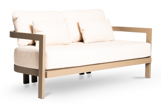 [EXT.70-215] SOFA 2 CUERPOS BALI Fendi Tela 5m A 1,65 P 0,80 H 0,61,. Estructura fabricada en aluminio con recubrimiento poliuretánico en terminación Fendi. Tapizado con telas náuticas. Se recomienda no exponerlo a la intemperie de manera directa cuando no esté en uso. De lo contrario se deberá utilizar una funda protectora. Aviso: Para prolongar su vida útil, recomendamos retirar los almohadones y guardarlos cuando no estén en uso.